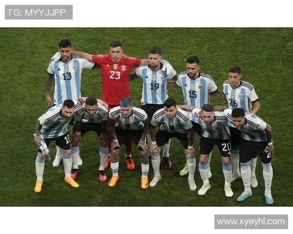 足球巨星疾步如风赛场瞬间，展现速度与力量的完美结合